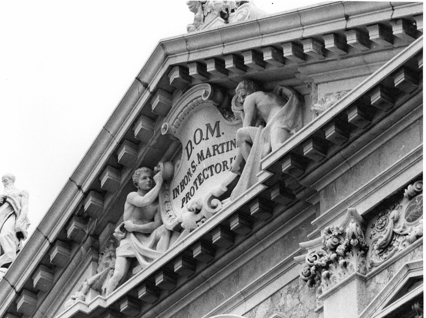 giovani con cartiglio (rilievo, opera isolata) di Sozzi Paolo (sec. XIX)