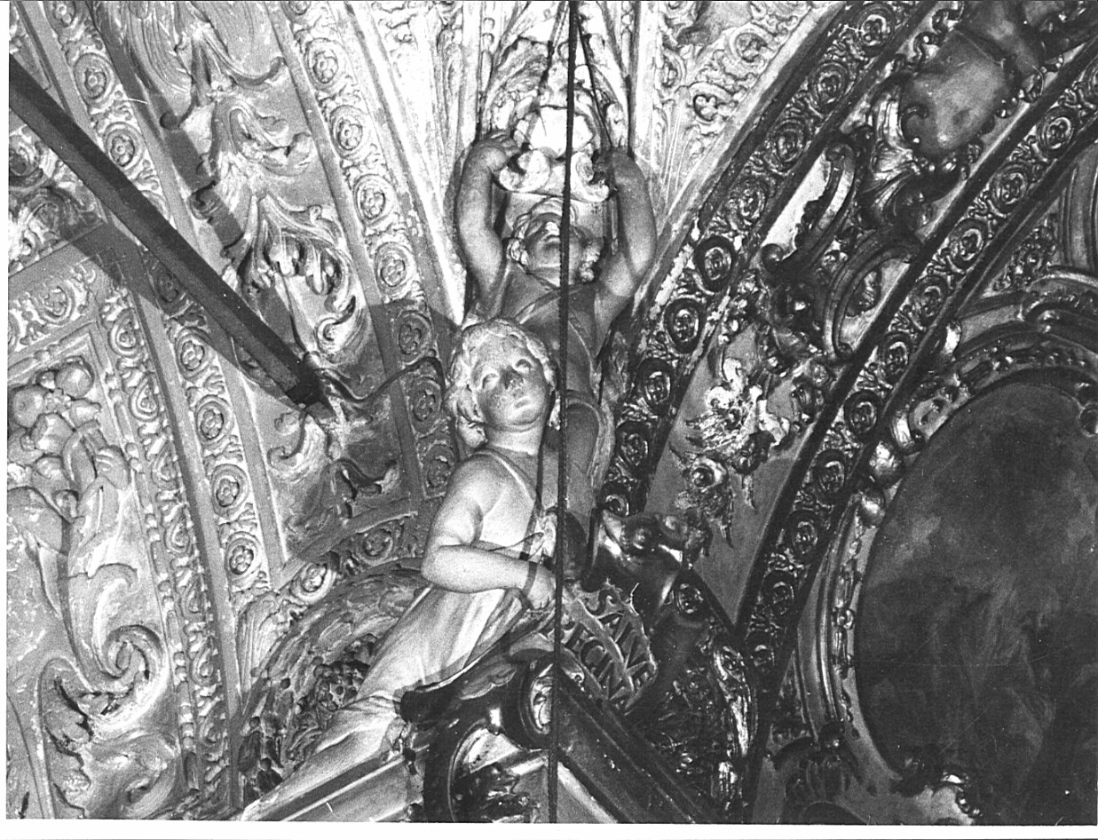 putto con cartiglio (decorazione plastica, elemento d'insieme) di Sala Giovanni Angelo (seconda metà sec. XVIII)