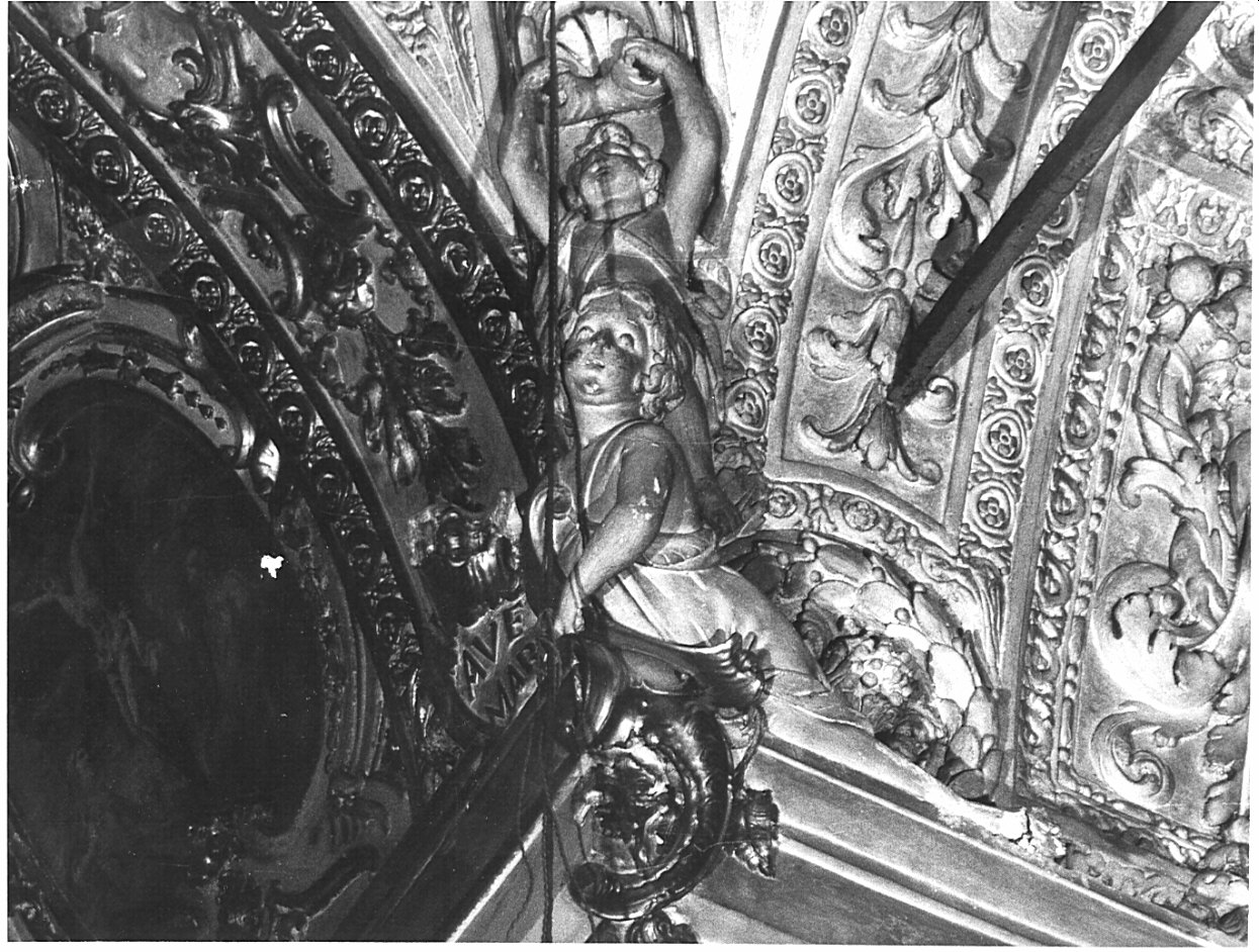 putto con cartiglio (decorazione plastica, elemento d'insieme) di Sala Giovanni Angelo (seconda metà sec. XVIII)