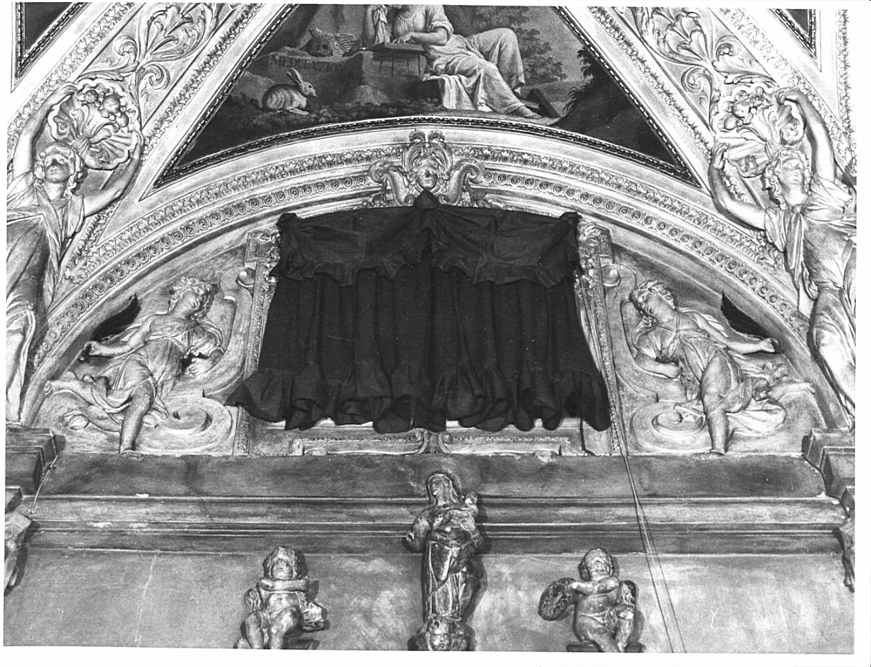 giovinette e festoni (rilievo, elemento d'insieme) di Sala Giovanni Angelo (seconda metà sec. XVII)