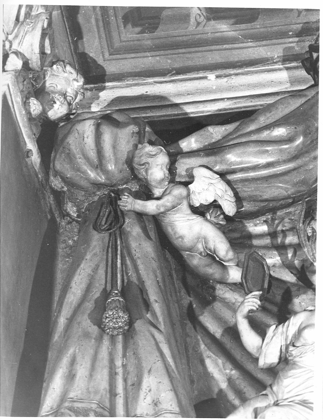 angelo porta drappo (scultura, elemento d'insieme) di Mazzetti Pietro (inizio sec. XVIII)