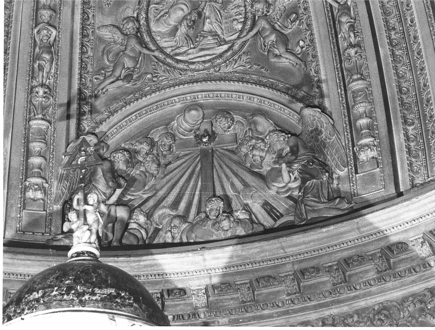 angeli adoranti la croce (rilievo, opera isolata) - bottega ticinese (fine sec. XVIII)