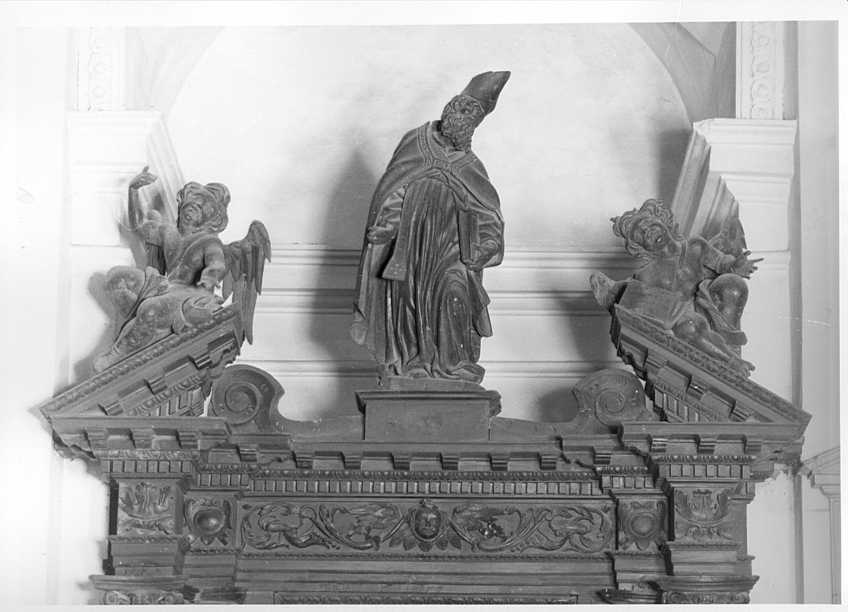 Sant'Ambrogio e due angeli (gruppo scultoreo, elemento d'insieme) di Fantoni Andrea (bottega) (sec. XVII)