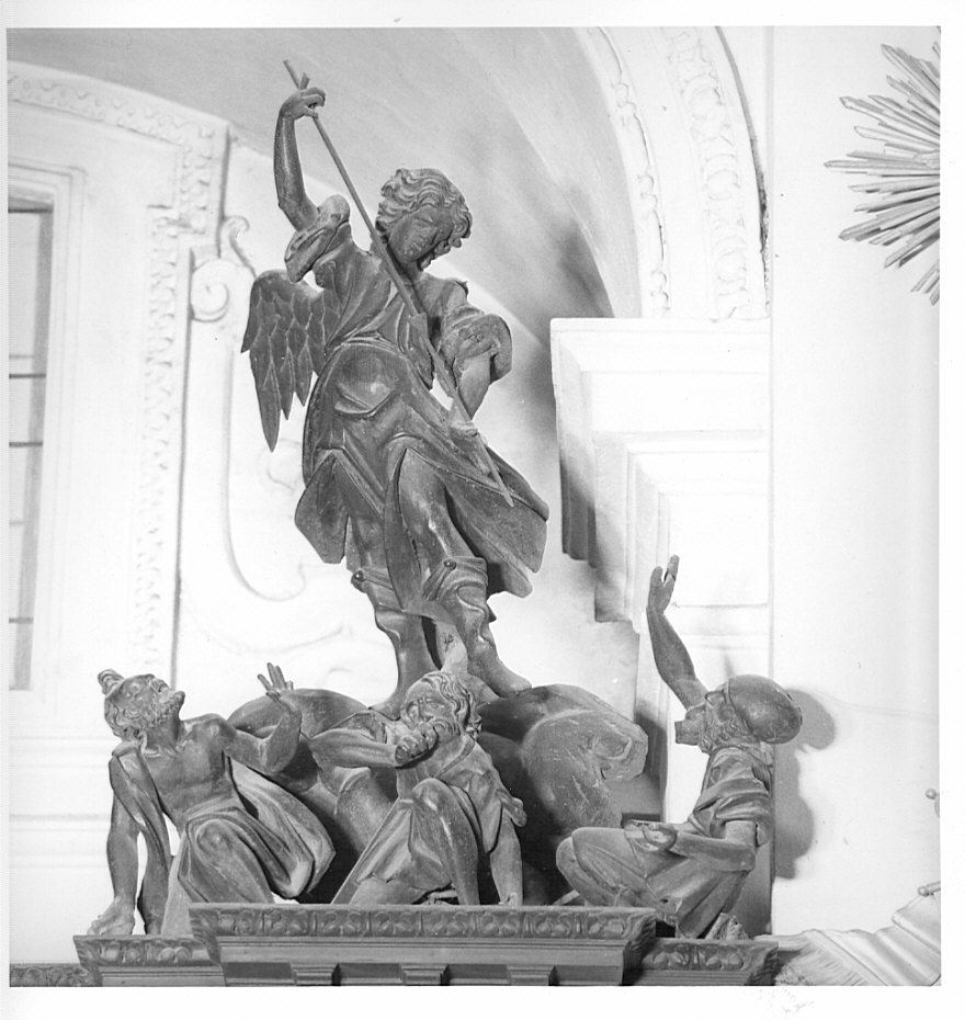 San Michele Arcangelo schiaccia i demoni (scultura, elemento d'insieme) di Fantoni Grazioso il Vecchio (bottega) (sec. XVII)