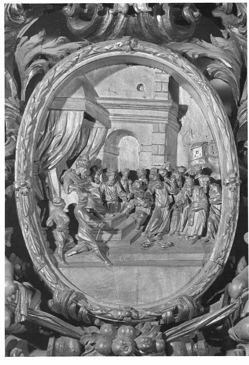 Mosè converte la verga in serpente davanti ad una folla attonita di spettatori (scultura, complesso decorativo) di Fantoni Andrea (e aiuti) (secc. XVII/ XVIII)