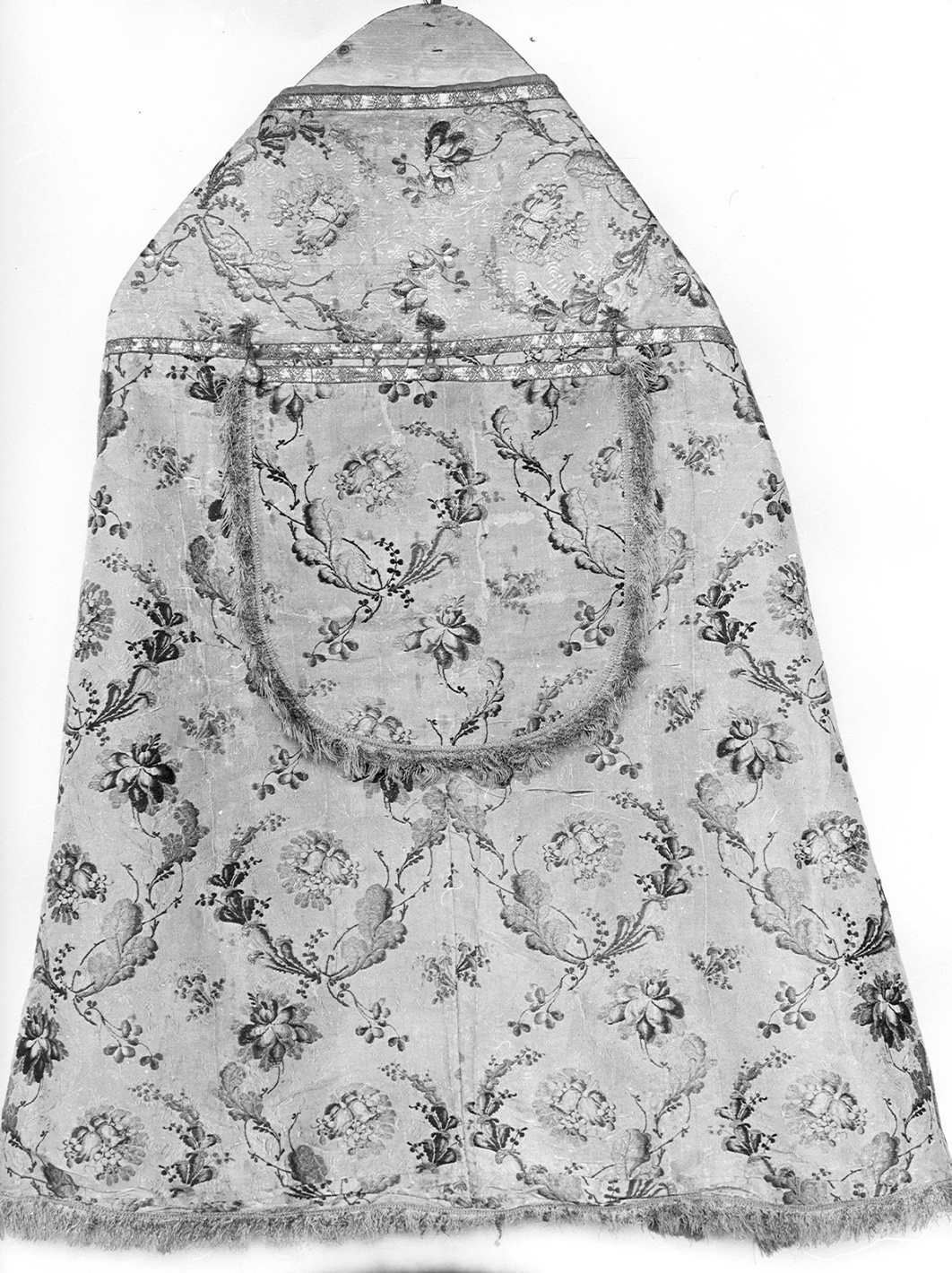 paramento liturgico, insieme - manifattura lombarda (secondo quarto, inizio sec. XVIII, sec. XX)