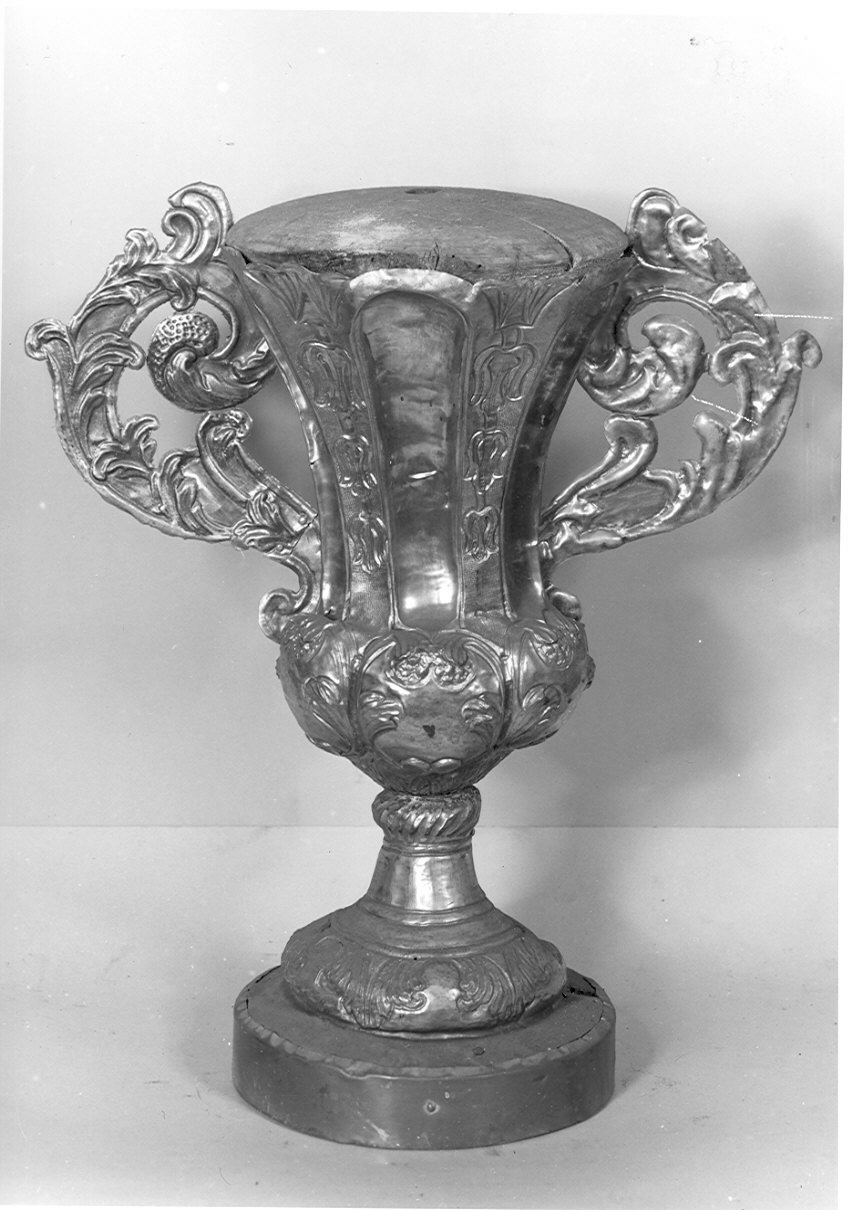 vaso d'altare con composizione floreale, coppia - ambito bergamasco (sec. XVIII)
