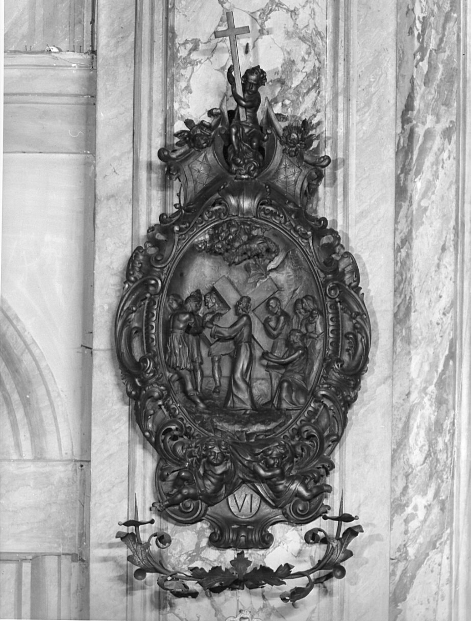 stazione VI: Gesù asciugato dalla Veronica (Via Crucis, elemento d'insieme) di Zonca Cesare (sec. XIX)