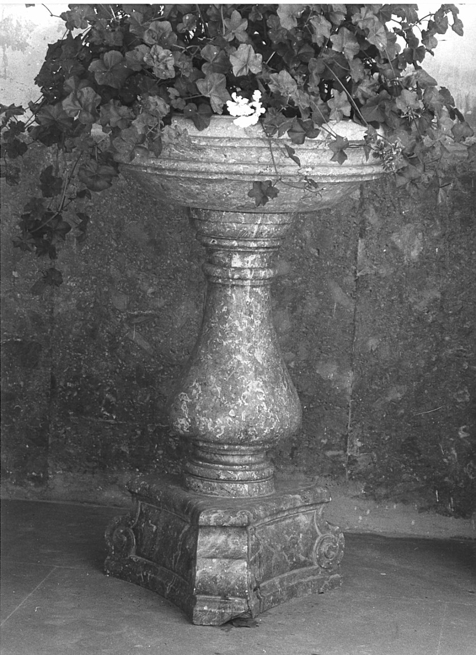 acquasantiera - a fusto, opera isolata - bottega lombarda (sec. XVII)