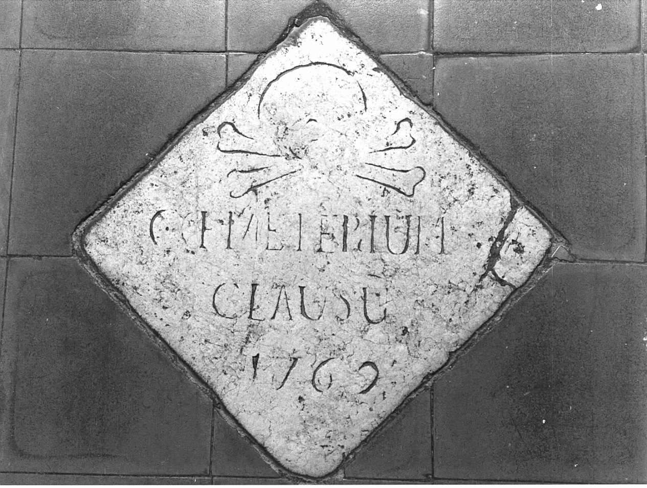 lapide tombale, opera isolata - bottega bergamasca (sec. XVIII)