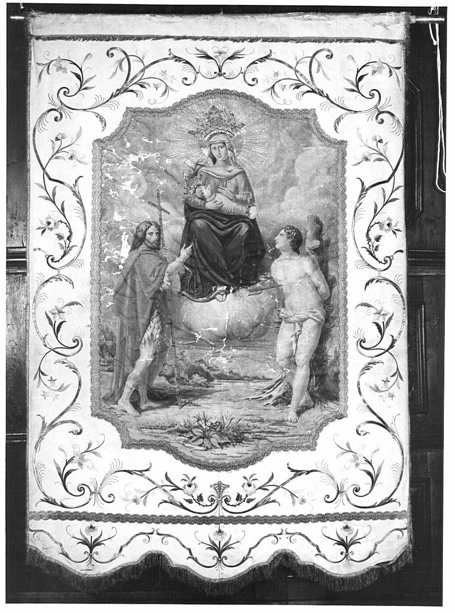 Madonna che allatta con San Giovanni Battista e San Sebastiano/ angeli adoranti il calice eucaristico (stendardo processionale, opera isolata) - manifattura italiana (sec. XIX)