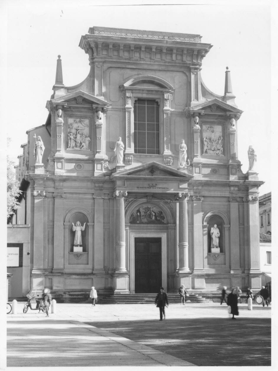 San Francesco d'Assisi con le braccia verso l'alto (statua, complesso decorativo) di Avogadri Giovanni (sec. XX)