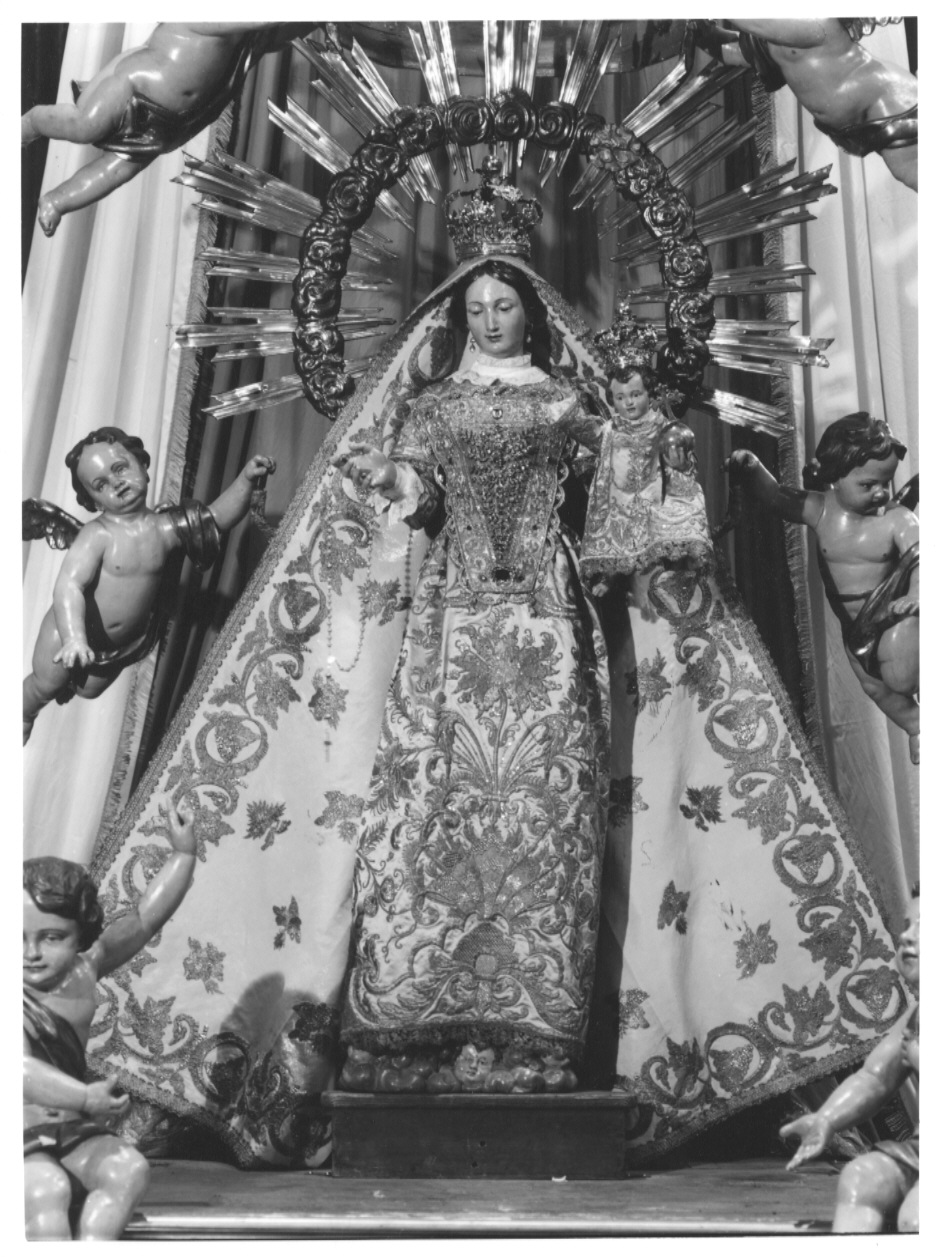 Madonna del Rosario, Madonna con Gesù Bambino seduto in atto di tenere in mano il rosario (statua, complesso decorativo) - bottega bergamasca (fine/inizio secc. XVII/ XVIII)