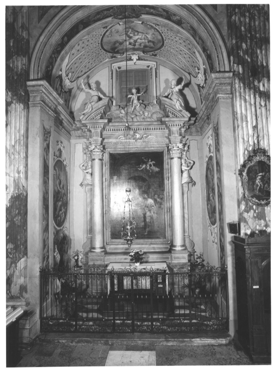 angeli/ angelo con giglio/ cherubini/ cariatidi (cimasa, complesso decorativo) di Camuzio Matteo (sec. XVIII)