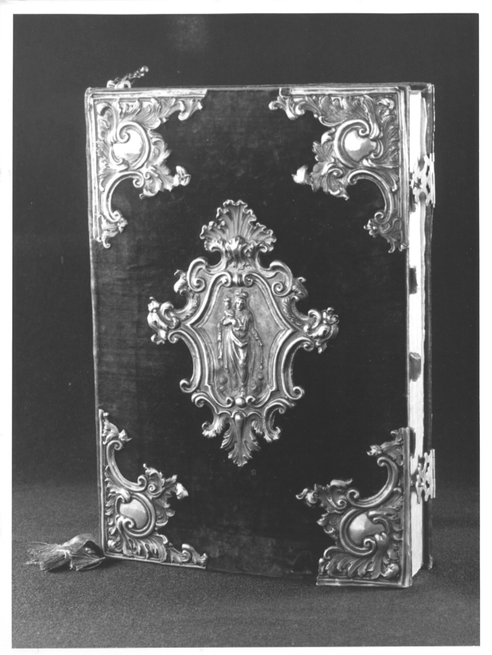 Madonna del Rosario/ San Bartolomeo (coperta di libro liturgico, opera isolata) - bottega lombardo-veneta (sec. XVIII)