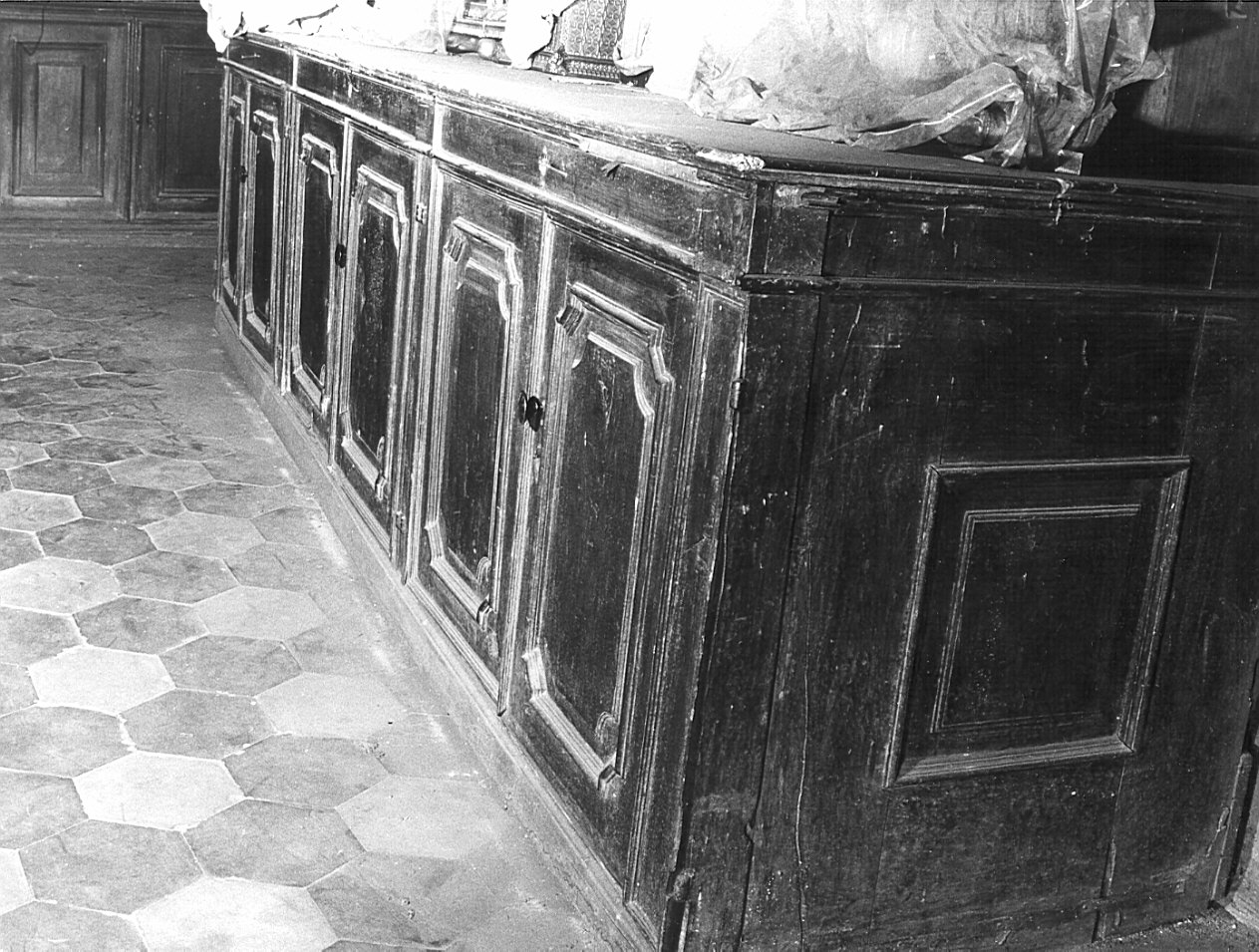 cassone per piviali, opera isolata - bottega lombarda (seconda metà sec. XVIII)