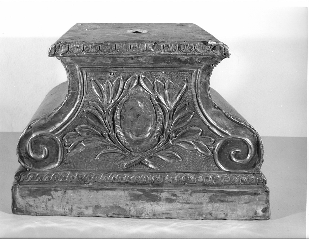 piedistallo, serie - bottega lombarda (fine/inizio secc. XVIII/ XIX)