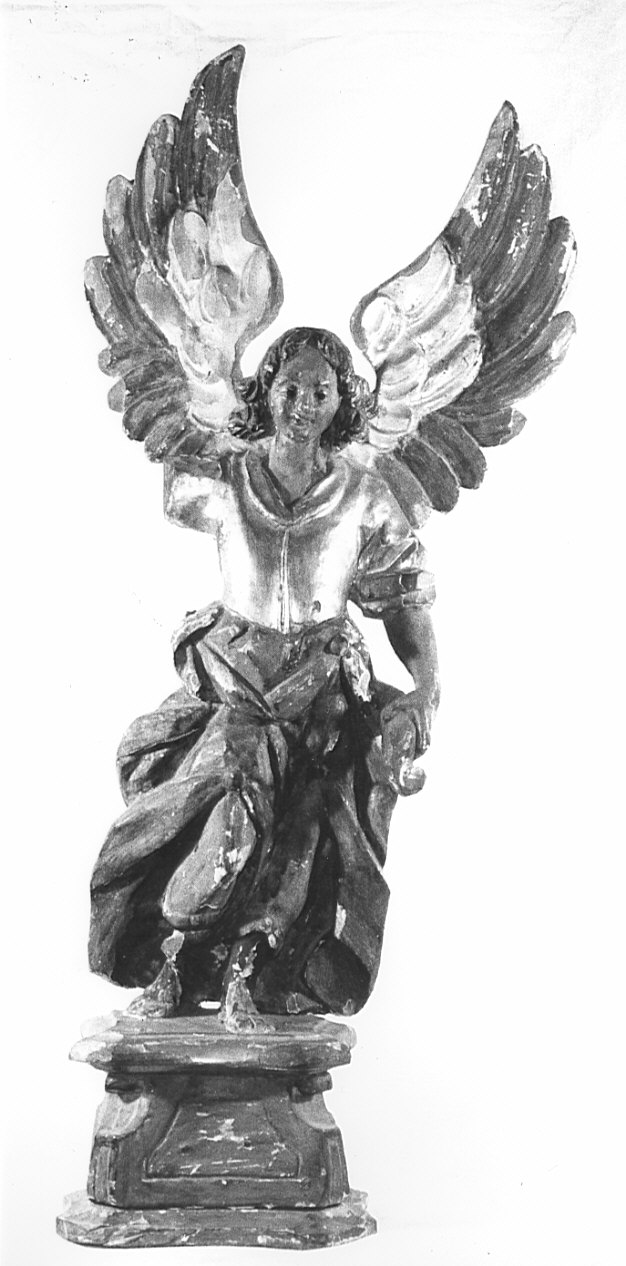 angelo reggicandelabro (statuetta portacandelabro, serie) - bottega bergamasca (fine/inizio secc. XVII/ XVIII)