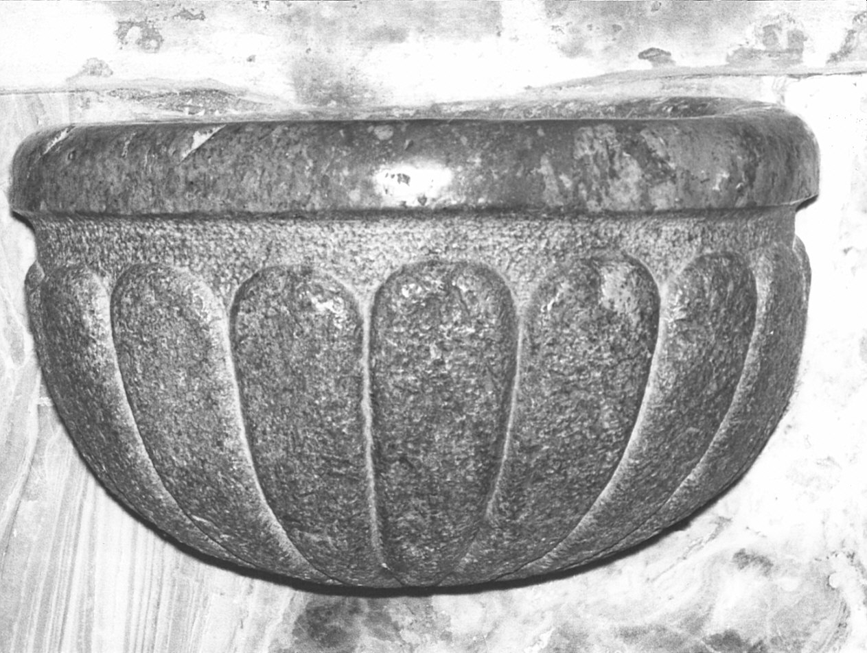 acquasantiera da parete, opera isolata - bottega bergamasca (sec. XVIII)