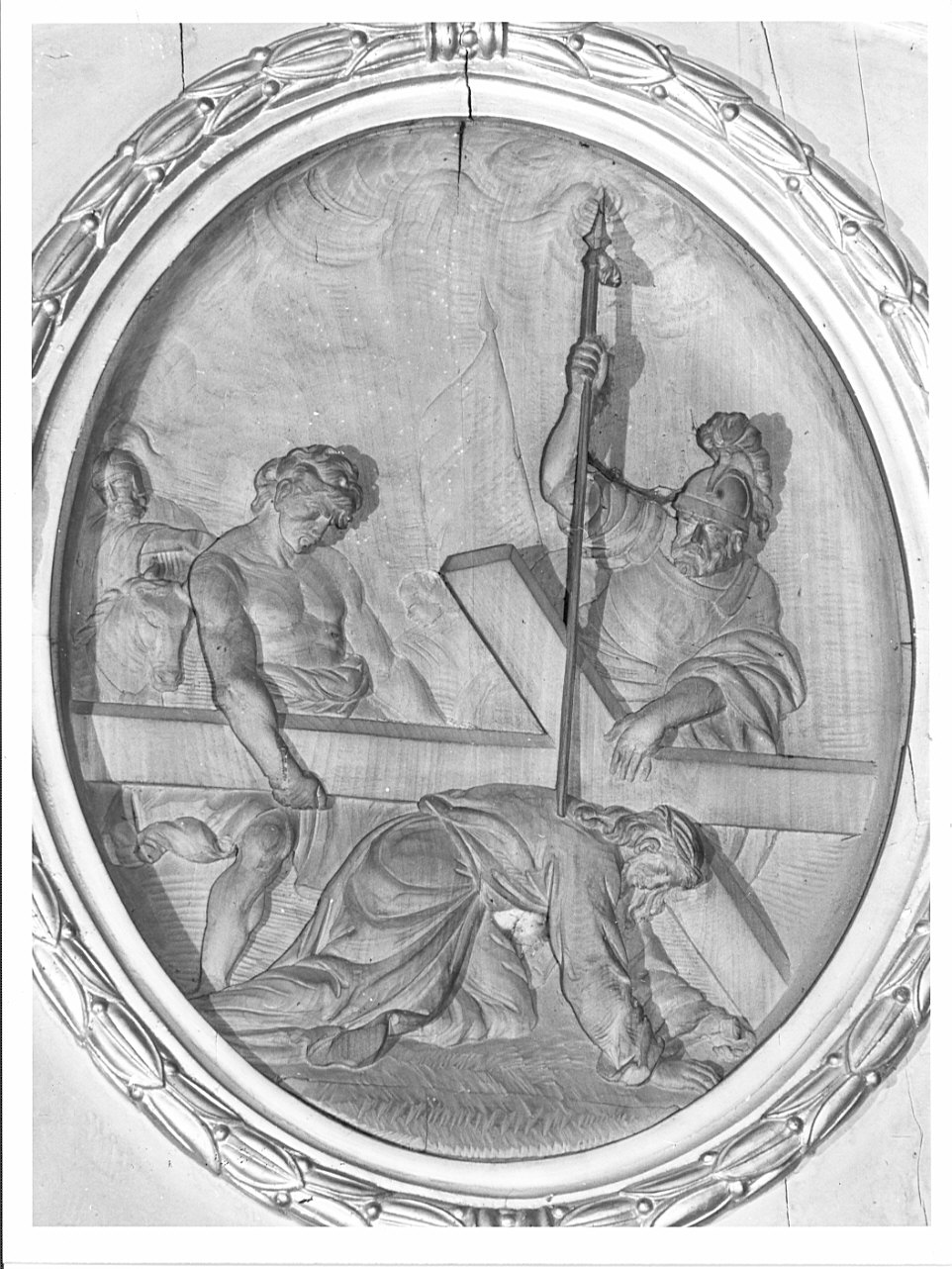 stazione VII: Gesù cade sotto la croce la seconda volta (rilievo, serie) di Cortesi A (attribuito) (sec. XX)