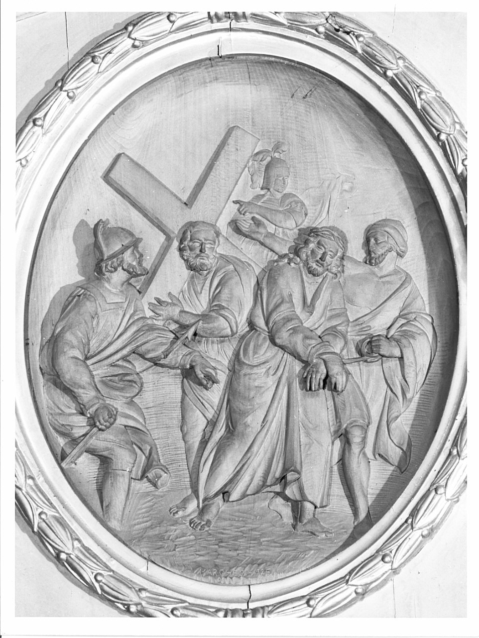 stazione V: Gesù aiutato da Simone il Cireneo a portare la croce (rilievo, serie) di Cortesi A (attribuito) (sec. XX)