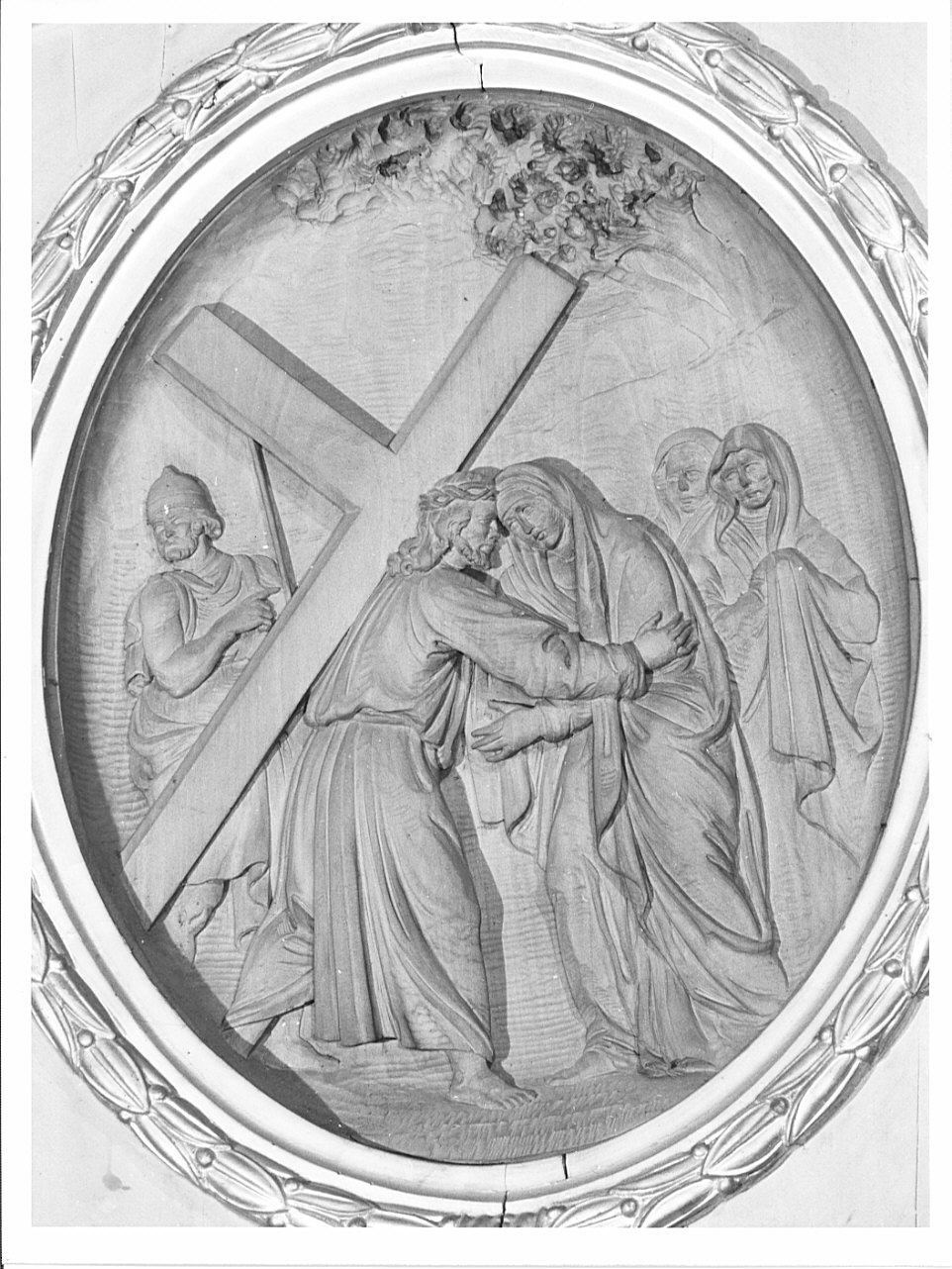 stazione IV: Gesù incontra la Madonna (rilievo, serie) di Cortesi A (attribuito) (sec. XX)