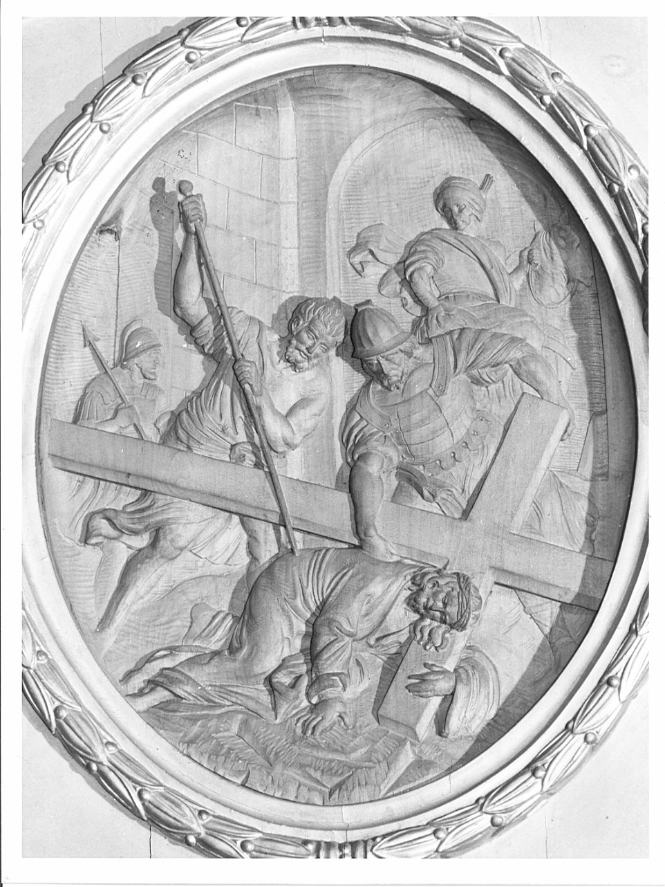 stazione III: Gesù cade sotto la croce la prima volta (rilievo, serie) di Cortesi A (attribuito) (sec. XX)