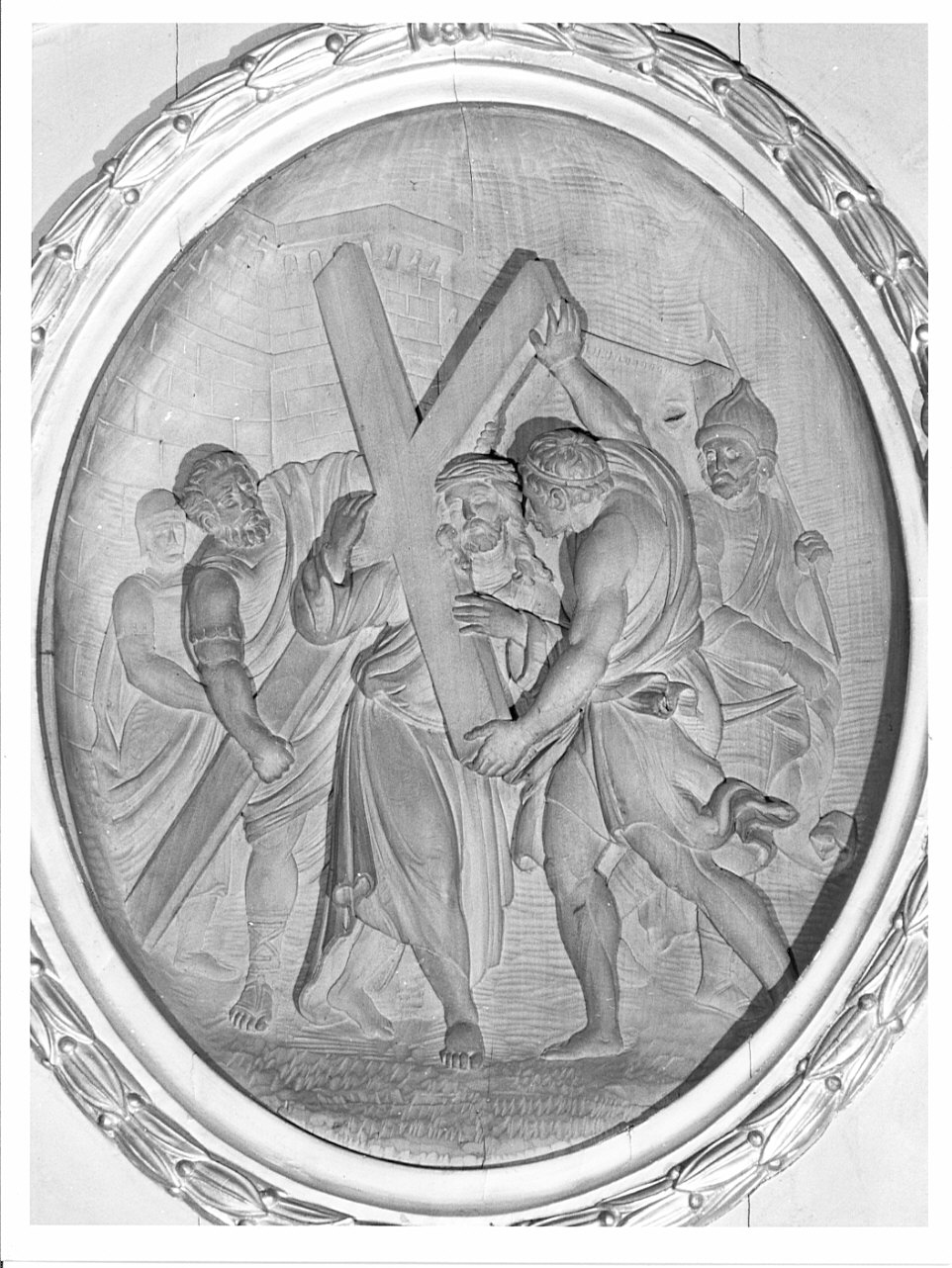 stazione II: Gesù caricato della croce (rilievo, serie) di Cortesi A (attribuito) (sec. XX)