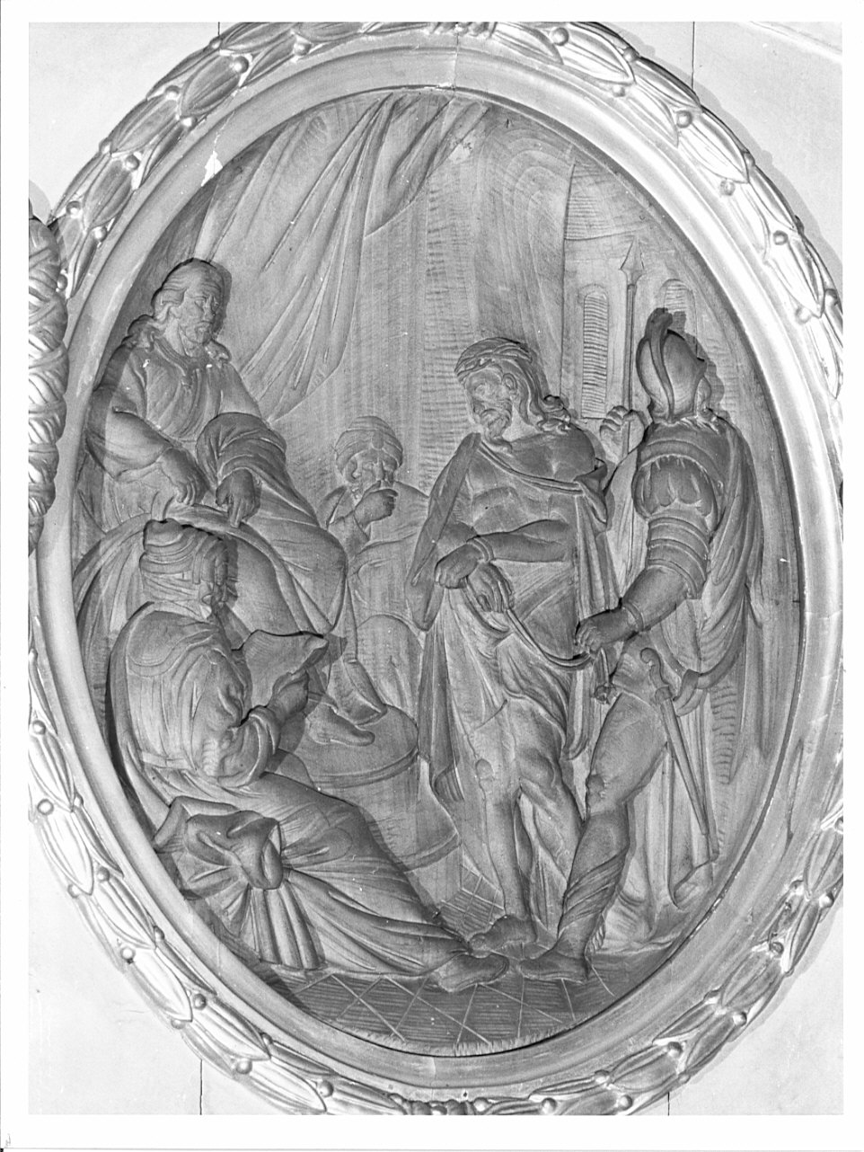 stazione I: Gesù condannato a morte (rilievo, serie) di Cortesi A (attribuito) (sec. XX)