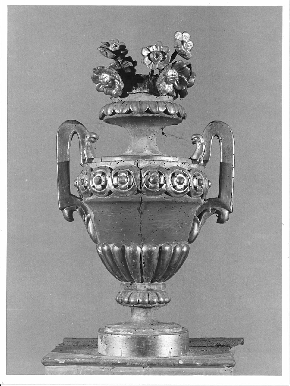 vaso d'altare con composizione floreale, coppia - bottega lombarda (?) (inizio sec. XIX)