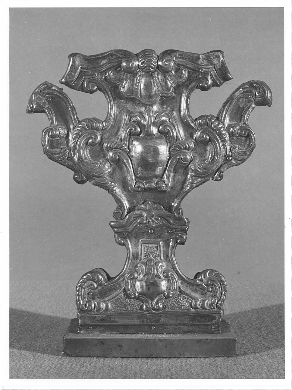 vaso d'altare con composizione floreale, coppia - bottega lombarda (?) (sec. XVIII)