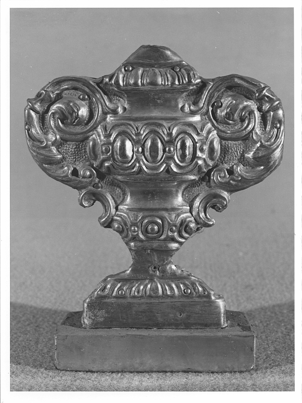 vaso d'altare con composizione floreale, serie - bottega lombarda (?) (sec. XVIII)