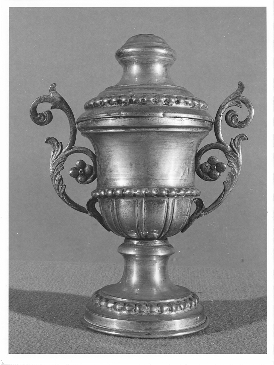 vaso d'altare con composizione floreale, opera isolata - bottega lombarda (?) (fine sec. XIX)