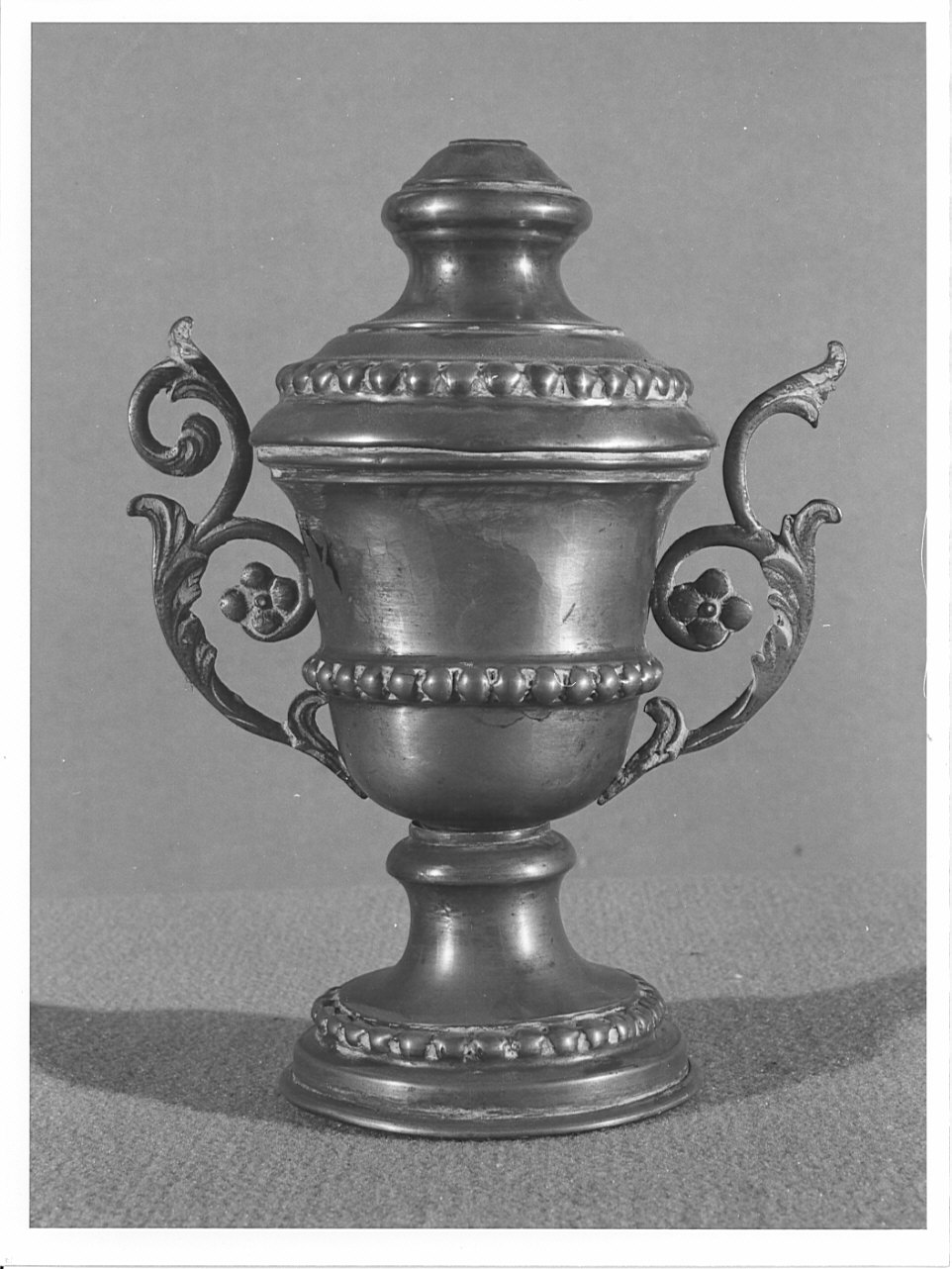 vaso d'altare con composizione floreale, opera isolata - bottega lombarda (?) (fine sec. XIX)