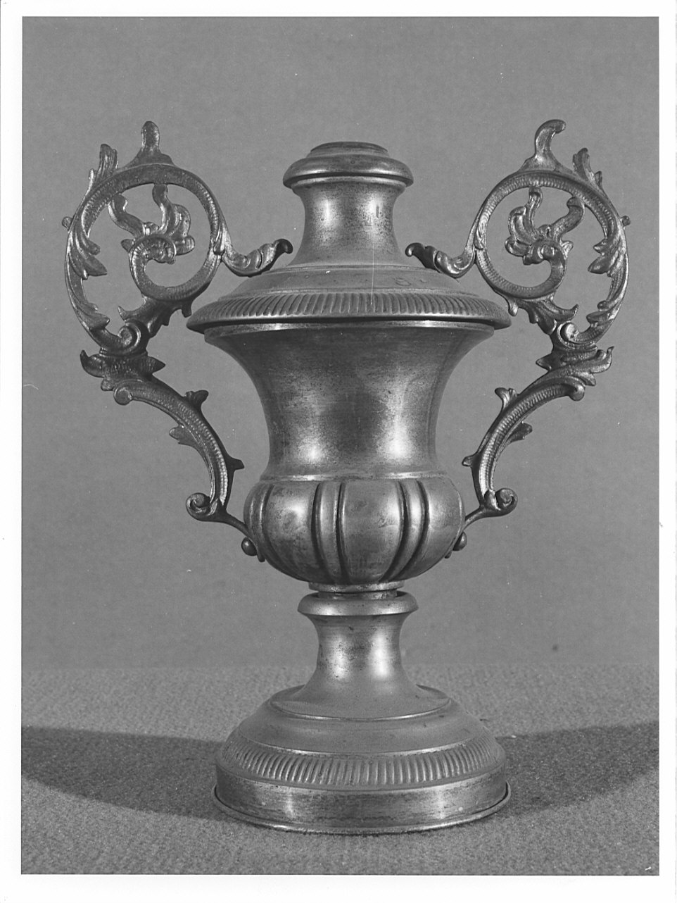 vaso d'altare con composizione floreale, serie - bottega lombarda (?) (fine sec. XIX)