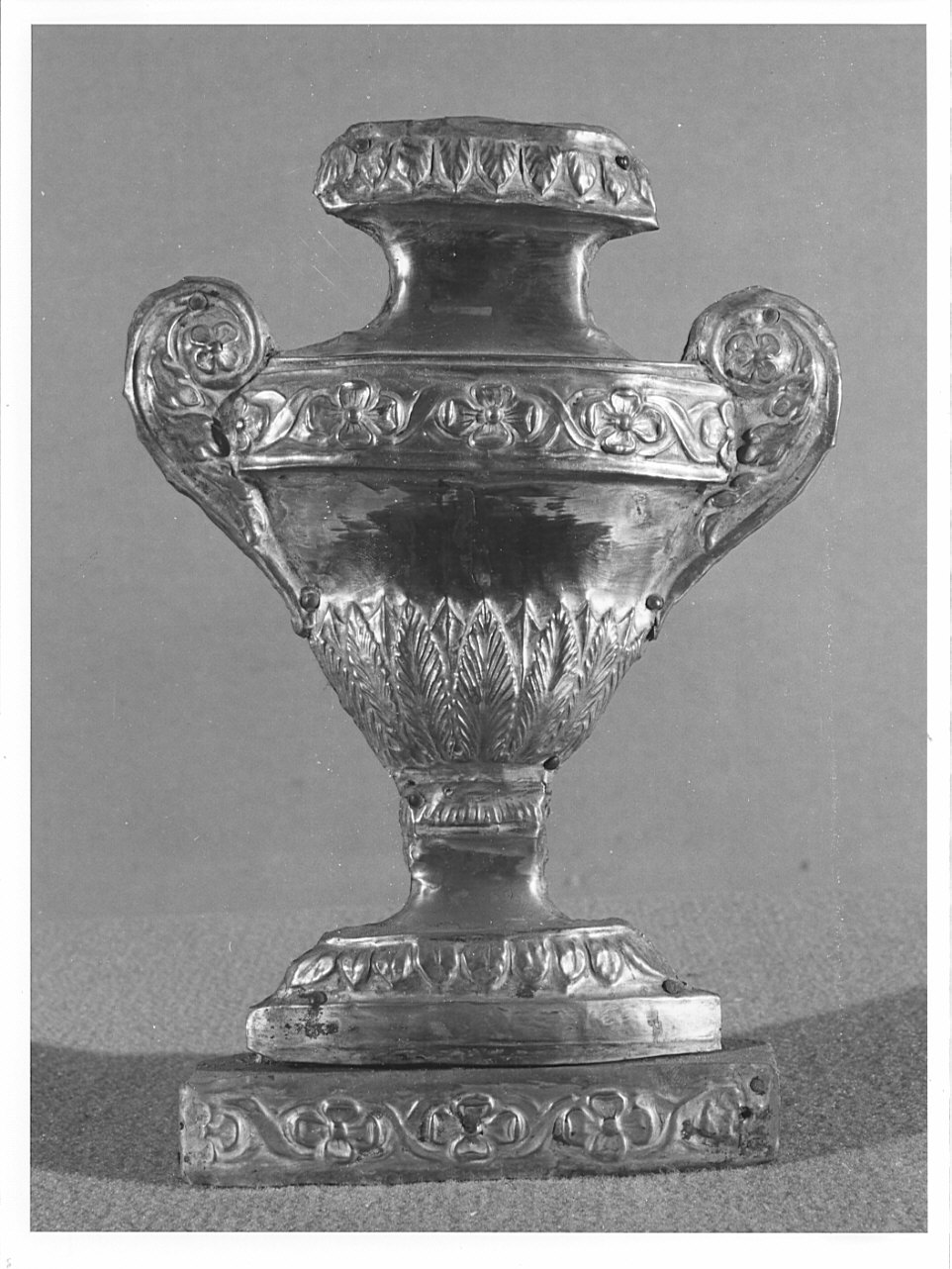 vaso d'altare con composizione floreale, serie - bottega lombarda (?) (inizio sec. XIX)