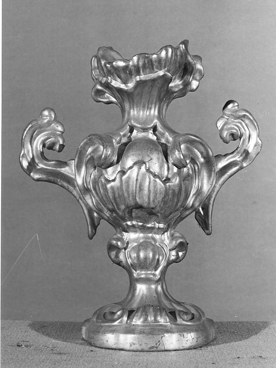 vaso d'altare con composizione floreale, serie - bottega lombarda (?) (sec. XVIII)