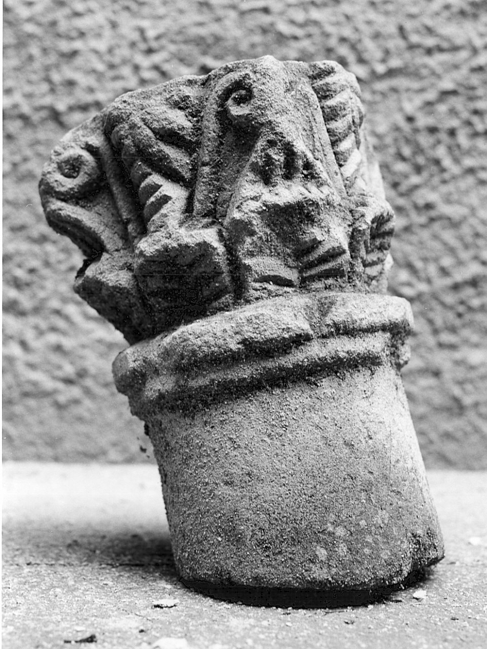 capitello di colonna, frammento - bottega lombarda (fine/inizio secc. XVII/ XVIII)