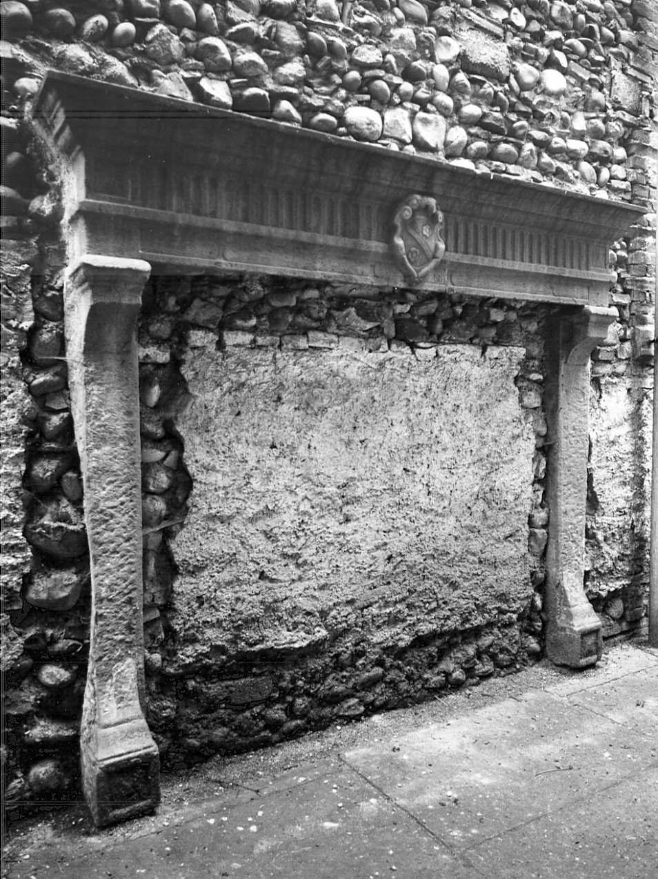 mostra di camino, opera isolata - bottega lombarda (fine sec. XVI)