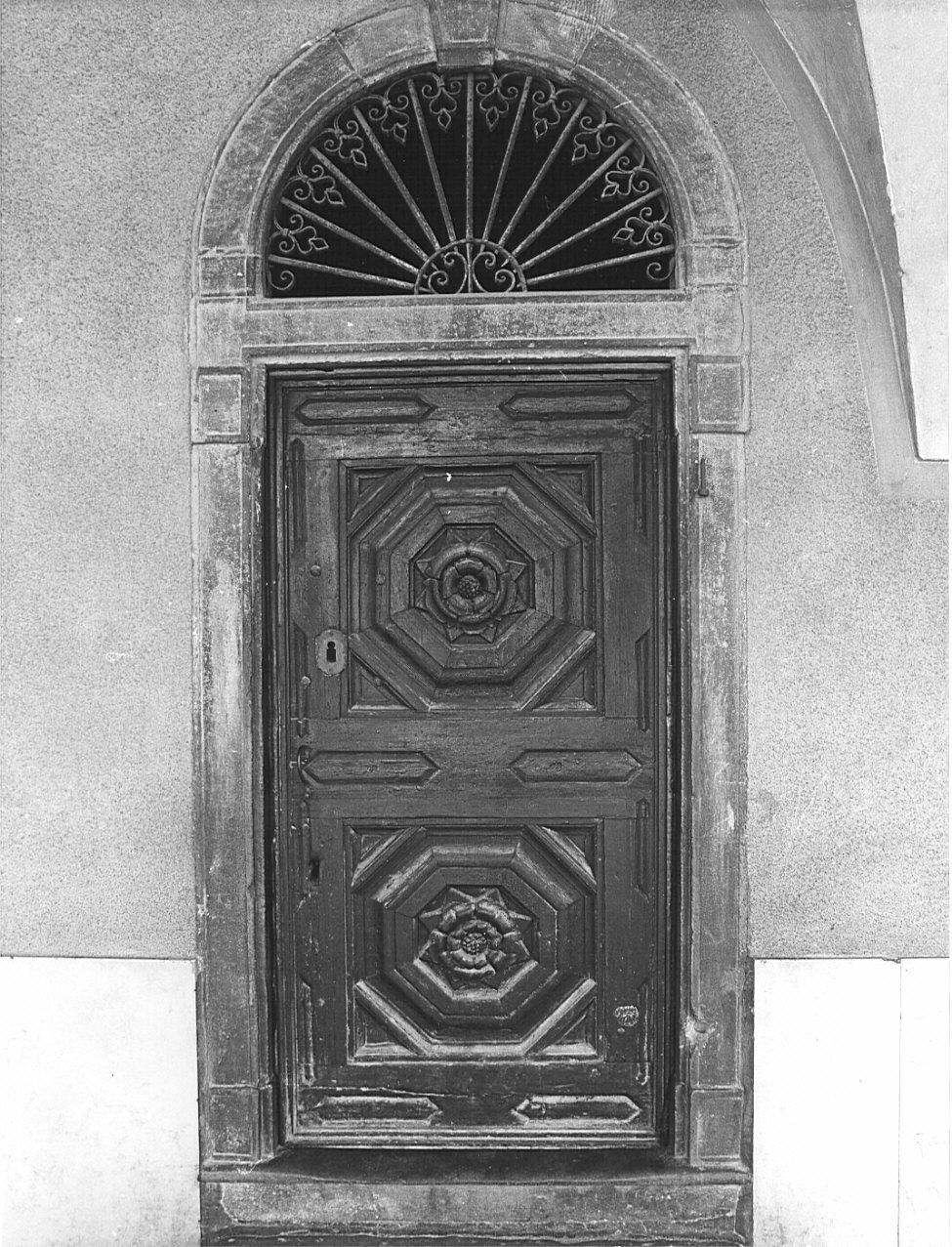 porta - ad un battente, opera isolata - bottega bergamasca (fine/inizio secc. XVI/ XVII)