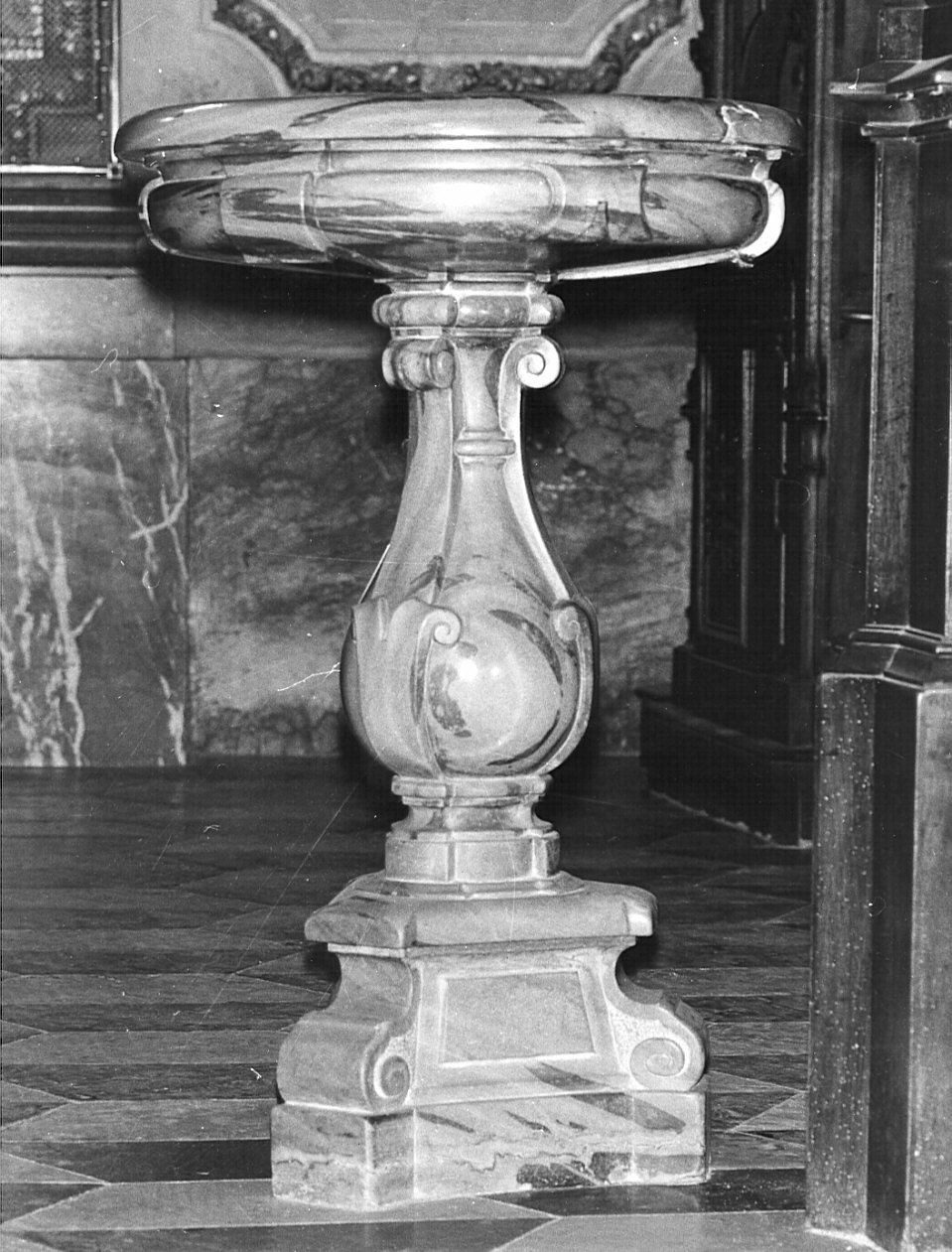 acquasantiera, opera isolata - bottega bergamasca (sec. XVIII)