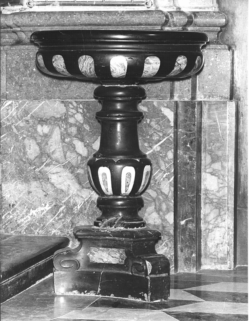 acquasantiera, opera isolata - bottega bergamasca (fine/inizio secc. XVII/ XVIII)