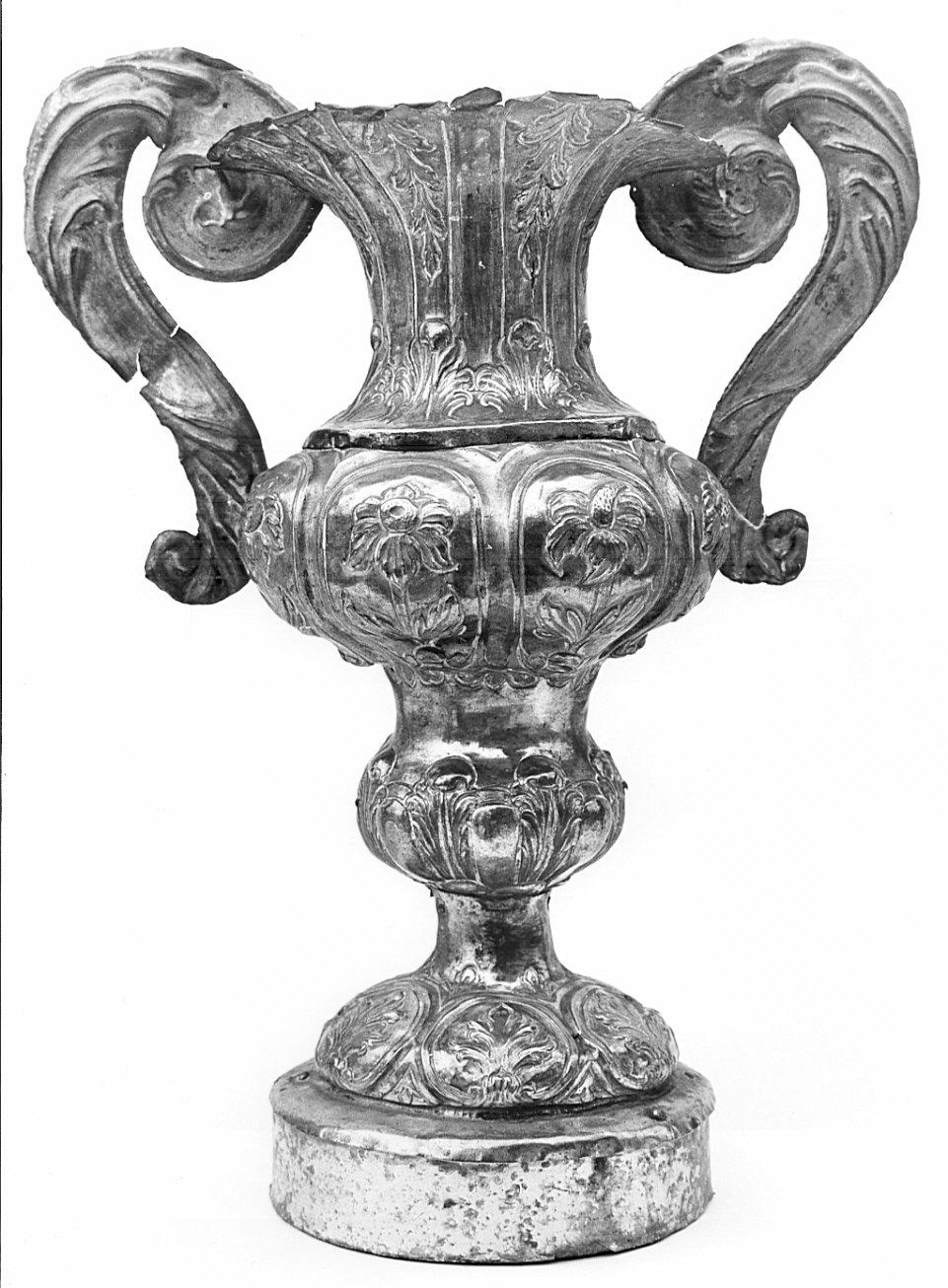 vaso d'altare con composizione floreale, serie - bottega bergamasca (metà sec. XVIII)