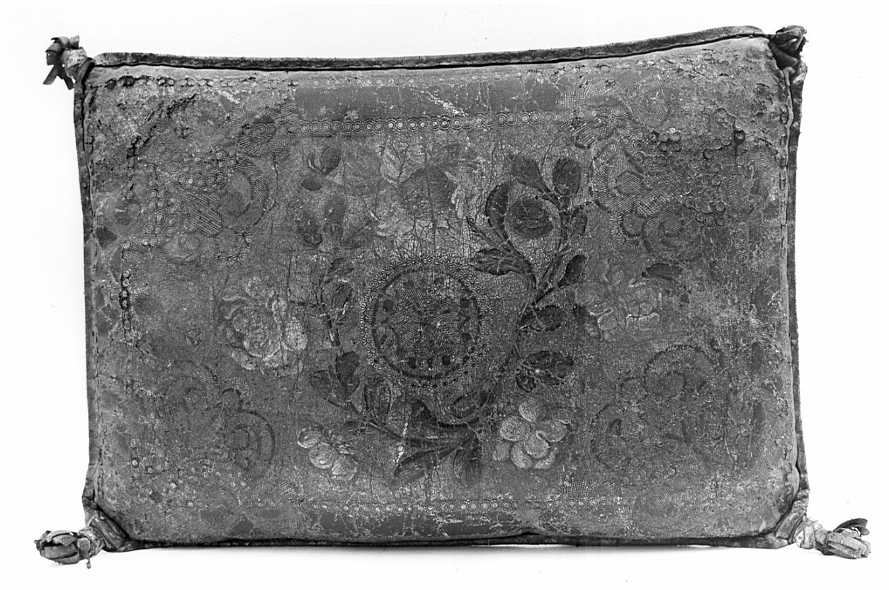 cuscino, opera isolata - manifattura bergamasca (inizio sec. XVIII)