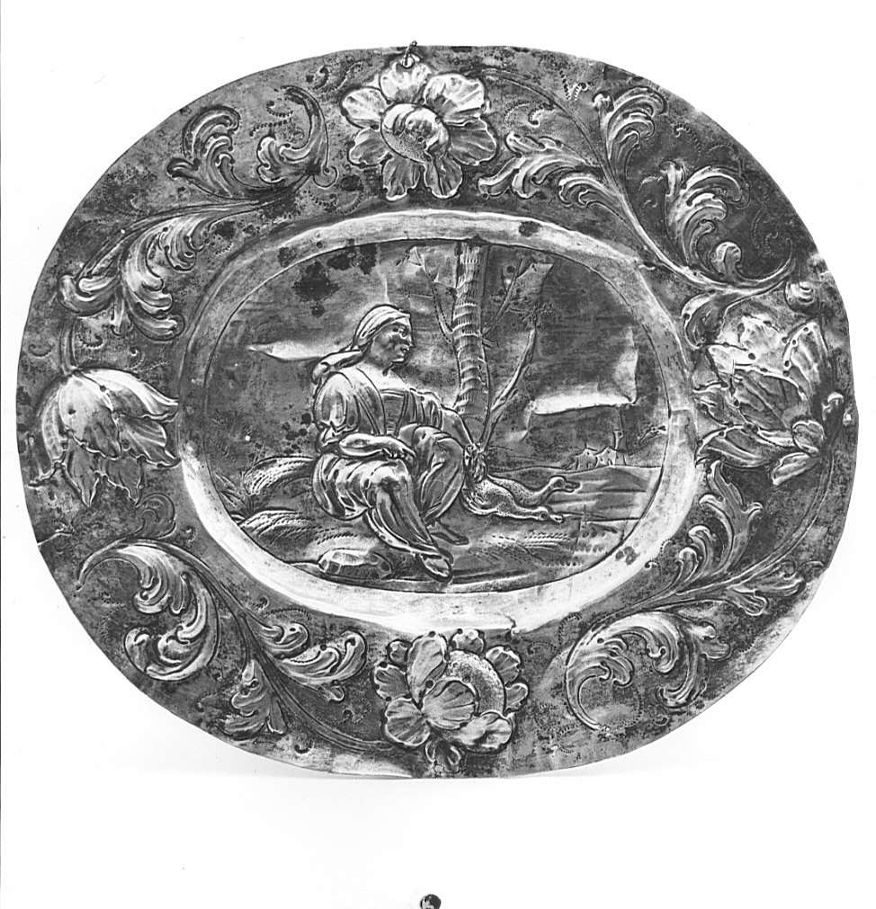 figura femminile seduta (piatto per elemosine, opera isolata) - bottega bergamasca (inizio sec. XVIII)