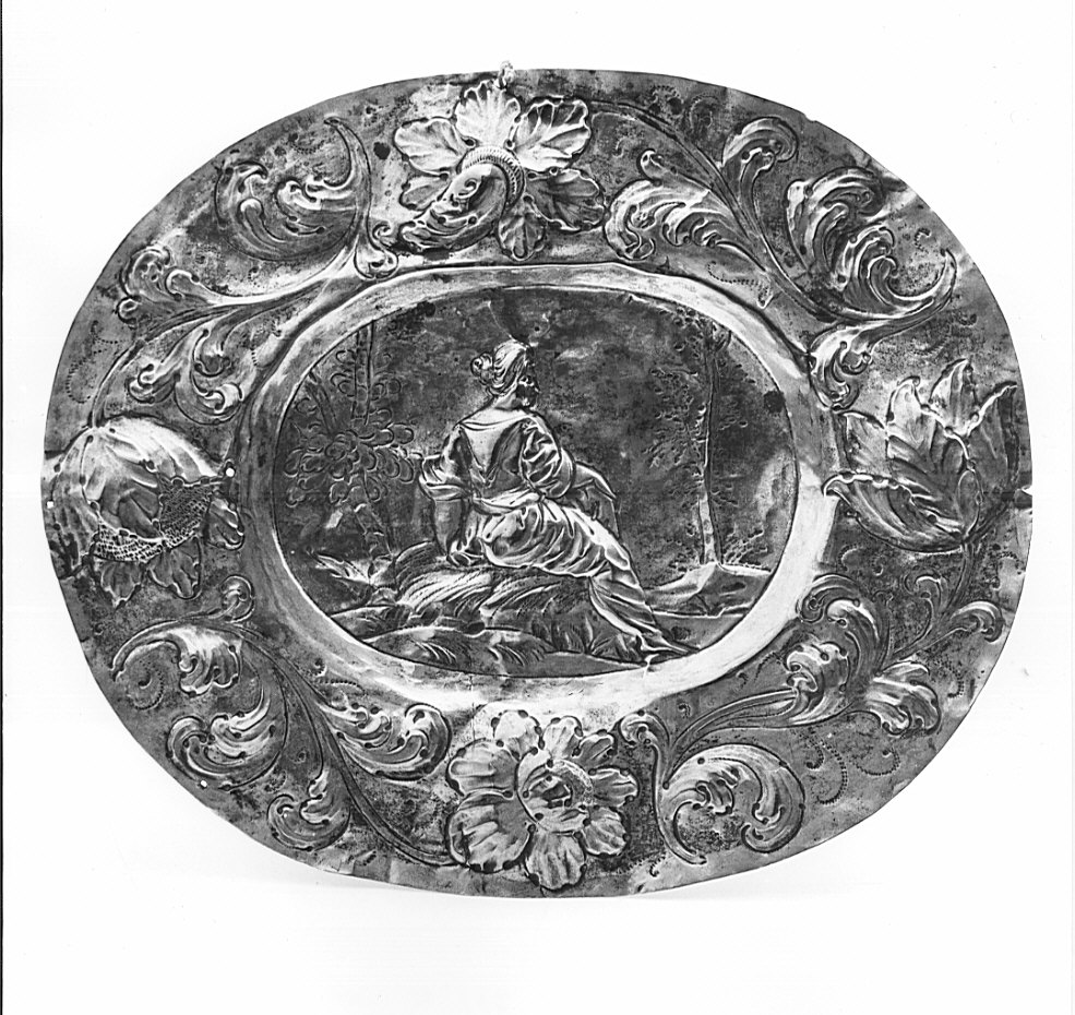 figura femminile seduta (piatto per elemosine, opera isolata) - bottega bergamasca (inizio sec. XVIII)