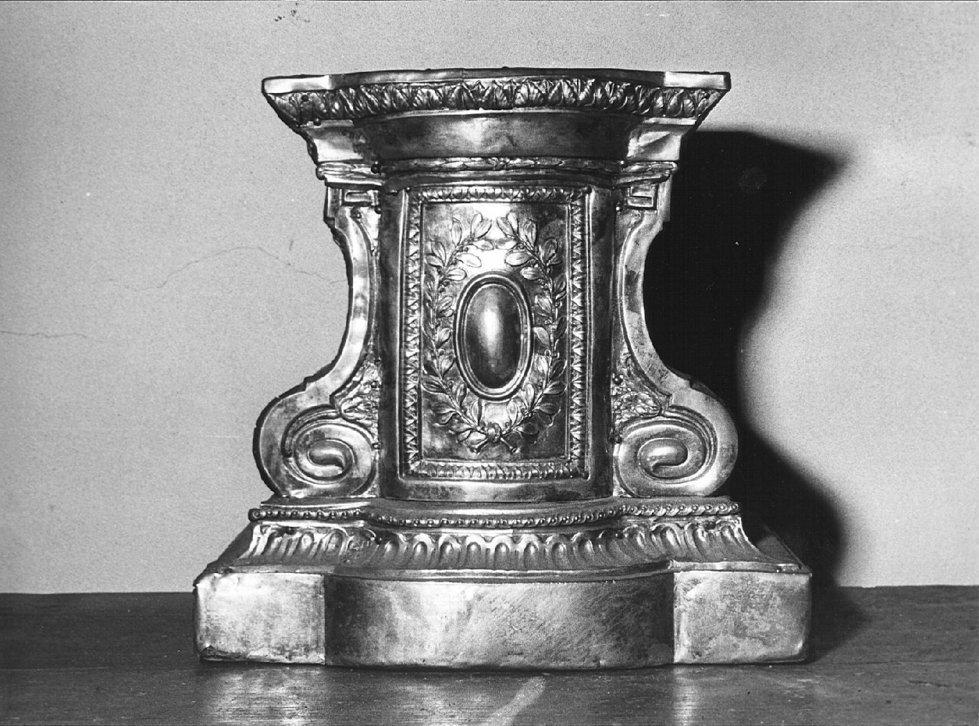 piedistallo, opera isolata - bottega italiana (fine/inizio secc. XVIII/ XIX)