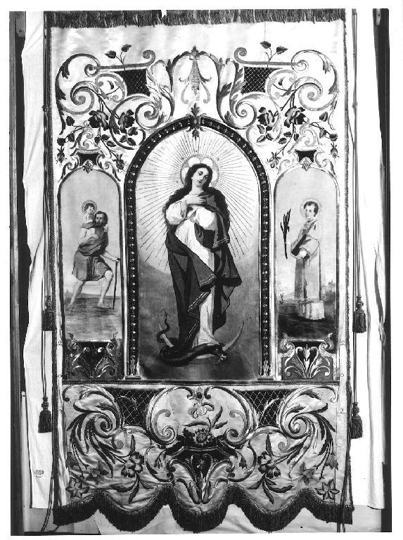 Madonna Immacolata, San Cristoforo, Santo diacono martire con libro (San Benedetto?) - Ostensorio sorretto da due angeli, Pellicano che imbocca i piccoli nel nido (stendardo processionale, opera isolata) - manifattura lombarda (sec. XX)