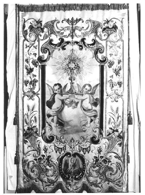 Ostensorio sorretto da due angeli/ Pellicano che imbocca i piccoli nel nido (stendardo processionale, opera isolata) - manifattura lombarda (sec. XX)