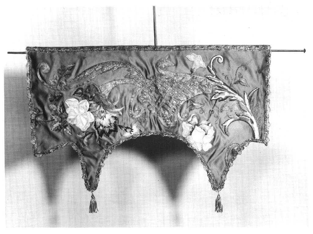 conopeo di tabernacolo, elemento d'insieme - manifattura lombarda (prima metà sec. XVIII)